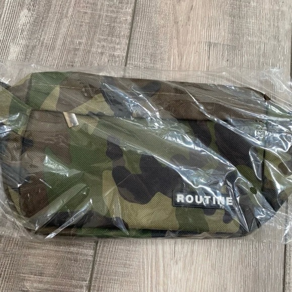 New Sealed SOTG Camo Travel Toiletry Bag Army Wife Camouflage - Picture 2 of 3